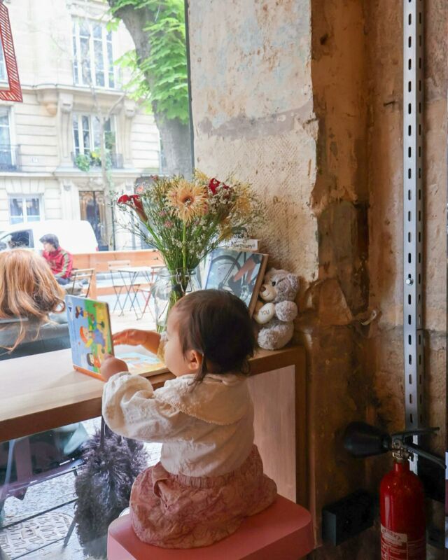 子連れフランス🇫🇷▸▸▸@kuu_mamatabi
⁡
📍Paris｜Mignon cafe(ミニョンカフェ)⁡
モンマルトルのヘルシーカフェ🍽️
店内が可愛くてちょっと休憩にオススメ❣️
⁡
そこまで広くはないけど、ソファ席があるので
子連れにも居心地いい🫶
絵本も少し置いてありました📚
⁡
りりたんはバナナのパウンドケーキ食べたよ😋
私は気になってたコンブチャがあったので頼んでみたんだけど
正直不味すぎてビックリした🤮笑
予想と違う味すぎた笑
⁡
⁡
この日は休憩しただけなので
フードをあまり頼んでないけど、
他のテーブル見てるとサラダやワッフルが美味しそうでした！🧇
⁡
⁡
旅行中食べすぎて今日は軽いもの食べたい！って時や、
ヘルシーモーニング、ブランチなどにもオススメの
可愛いカフェです♡
⁡
⁡
⁡
⁡
🥐フランス旅まとめ
#riritabi_paris
#riritabi_france
⁡
—————————
📍： @mignoncafeparis
67 Rue Caulaincourt, 75018 Paris
⁡
🕖：8:30-17:00 (平日)／9:30〜18:00 (土日)
💤：なし
🚃：Lamarck - Caulaincourt駅から徒歩2分
🗓️：2024.5
—————————
⁡
⁡
⁡
#子連れ海外#子連れ海外旅行 #1歳連れ海外旅行#赤ちゃん連れ海外#子連れフランス#子連れヨーロッパ#子連れパリ#パリカフェ巡り #パリカフェ#モンマルトル#pariscafé