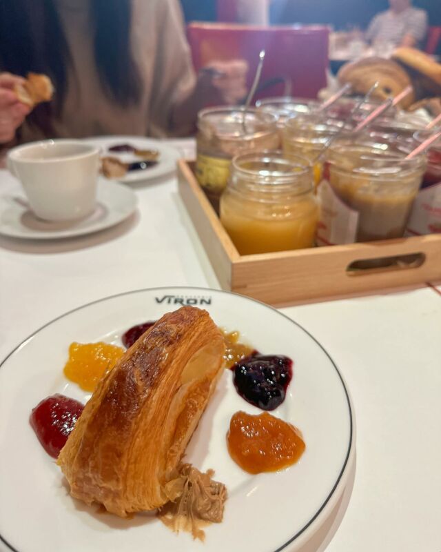 子連れ海外旅行🛫▸▸▸@kuu_mamatabi
⁡
📍東京・渋谷｜VIRON
⁡
⁡
＼東京でパリのboulangerie🥐が味わえる！🇫🇷／
⁡
⁡
本場パリの味が楽しめると聞いて渋谷に💨
VIRONでモーニングしてきたよ🇫🇷
9:00openの8:30着で、すでに待ってる方が5〜6組😧
⁡
⁡
雰囲気は確かにパリの街角にありそうなパン屋さんで
パリが恋しくなってしまった🥺✨
1Fがテイクアウトで2Fでイートインになってます
⁡
クレープも人気みたいで食べたかったけど、
2Fではクレープは注文できないとのことで
モーニングセット¥2,200を注文🙌
⁡
フランスパンと食パン＋追加で好きなパンが選べる🥐
(クロワッサンやパンオショコラなどから1つ)
⁡
パンが美味しいのはもちろんだけど、
ジャムがめちゃくちゃ美味しかったー！
トレーで出てくる8種類のジャムを全部堪能するのに
充分すぎるパンの量😂
食べきれなかった分は袋に入れてくれるので持ち帰りもok👌
⁡
コーヒー紅茶もおかわりを入れてくれるので、
パリジェンヌ気分を味わいながら
優雅なモーニングが楽しめるよ🫖
⁡
⁡
⁡
—————————
📍： @viron_shibuya
東京都渋谷区宇田川町33-8 塚田ビル2F
⁡
🕖：9:00-11:00 / 11:30-16:30 / 18:00-21:00
💤：なし
🚃：各線「渋谷駅」から徒歩5分
🗓️：2024.8
⁡
👶：2Fまでエレベーターなし
—————————
⁡
⁡
⁡
#渋谷モーニング#渋谷カフェ#フランスパン好き #フランスパン専門店